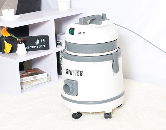 灰白色吸尘器